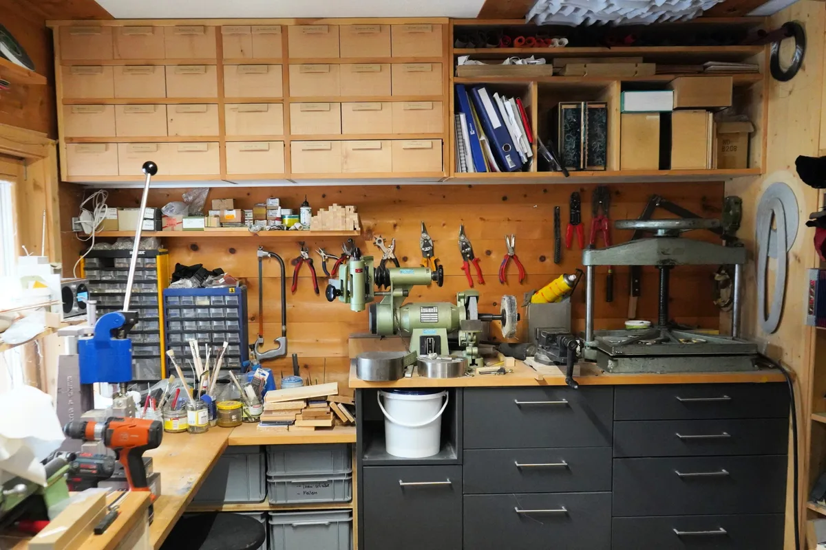 Auf dem Bild ist das Innere der Werkstatt von Sergio Theiler zu sehen.